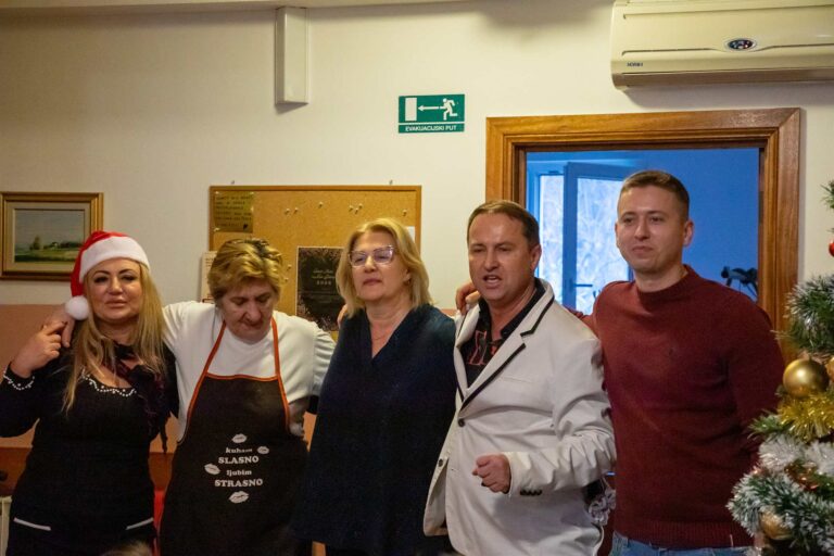 druženje korisnika na božićnoj zabavi u domu za starije osobe