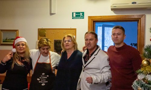 druženje korisnika na božićnoj zabavi u domu za starije osobe